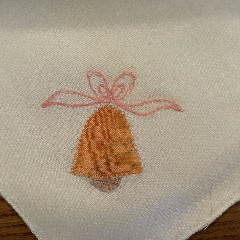 Set Of 8 Vintage Embroidered Bell Appliqué Napkins Cotton Blend Scalloped Edges